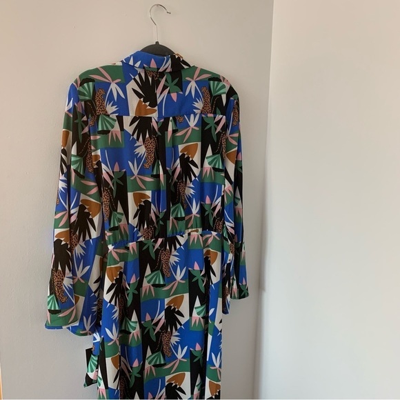 Donna Morgan Long Sleeve Collared Wrap Colorful Midi Dress In White/Jungle Blue - Picture 6 of 13